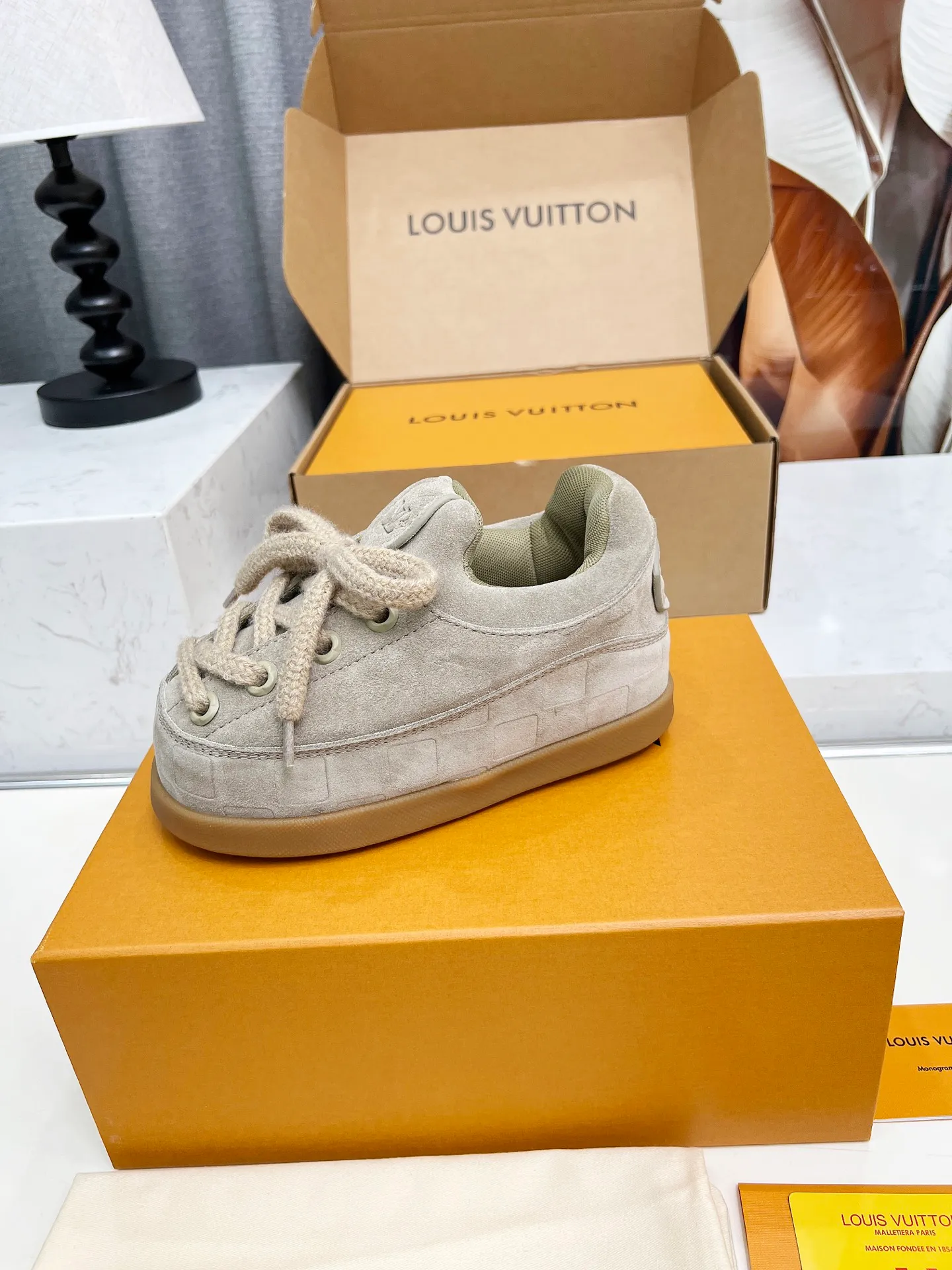[L Family] P: 740💰 Couple model, size: women 35-41 (customized at 41 for women), 39-46 for men (customized at 45.46) The 2025 iteration of this Time Out sneaker, couple model, LV co-branded nigo, donkey brand, Louis Vuitton, ugly, cute😍Many Internet celebrities have shown off their feet, a classic and versatile item. Fabric: Imported high mercerized cow suede. Lining: high-grade elastic mesh, outsole: original molded outsole, palm print rubber outsole with hidden L letter and Monongram flower.
